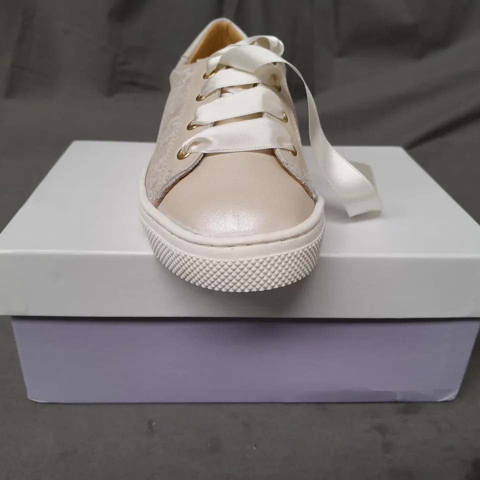 BOXED PAIR OF TNY TINNY SHOES KIDS SHOES IN CREAM W. ROSE PATTERN EU SIZE 29