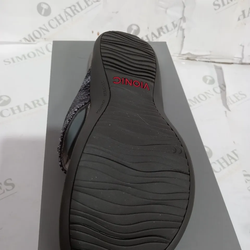 BOXED PAIR OF VIONIC REST LUCIA SANDALS IN SLATE SIZE 6.5