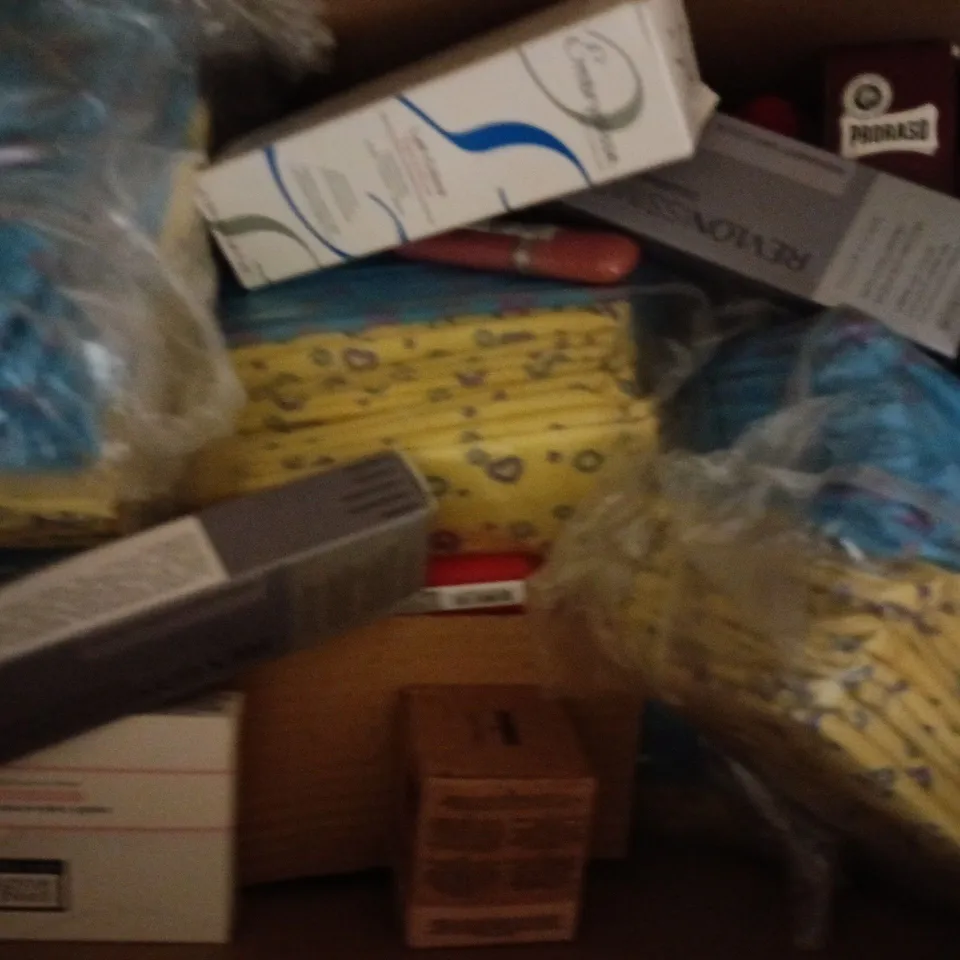 BOX OF APPROXIMATELY 20 ASSORTED HEALTH AND BEAUTY ITEMS TO INCLUDE REVLON, ZIRH, BEAVER CREAM, ETC