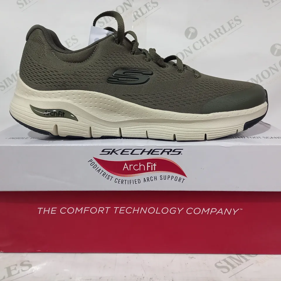 BOXED PAIR OF SKECHERS ARCHFIT TRAINERS IN GREEN UK SIZE 8