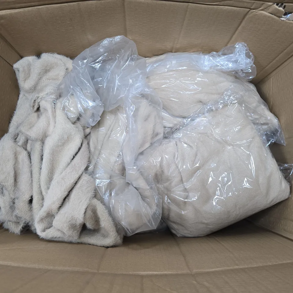 LARGE QUANTITY OF ASSORTED ITEMS TO INCLUDE KNITTED CARDIGANS, LEATHER FEEL COATS ALL IN VARIOUS SIZES, ETC - COLLECTION ONLY