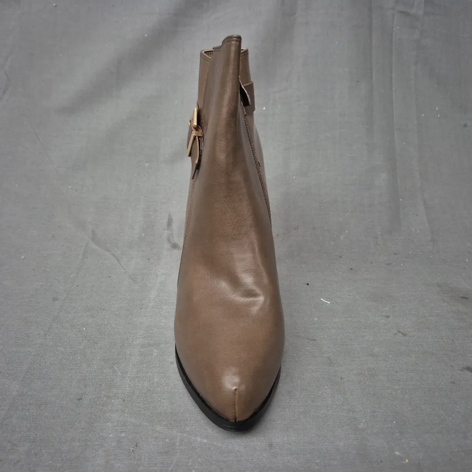 BOXED PAIR OF UNBRANDED POINTED TOE STILETTO HEEL ANKLE BOOTS IN BROWN EU SIZE 40