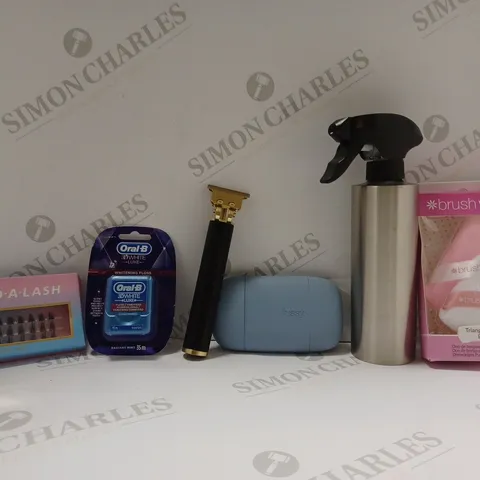 BOX OF APPROX 20 ASSORTED HEALTH AND BEAUTY ITEMS TO INCLUDE - ORAL B 3D WHITE FLOSS - BRUSH WORKS TRIANGULAR POWDER PUFF - FUSSY ROLL ON DEODORANT ECT