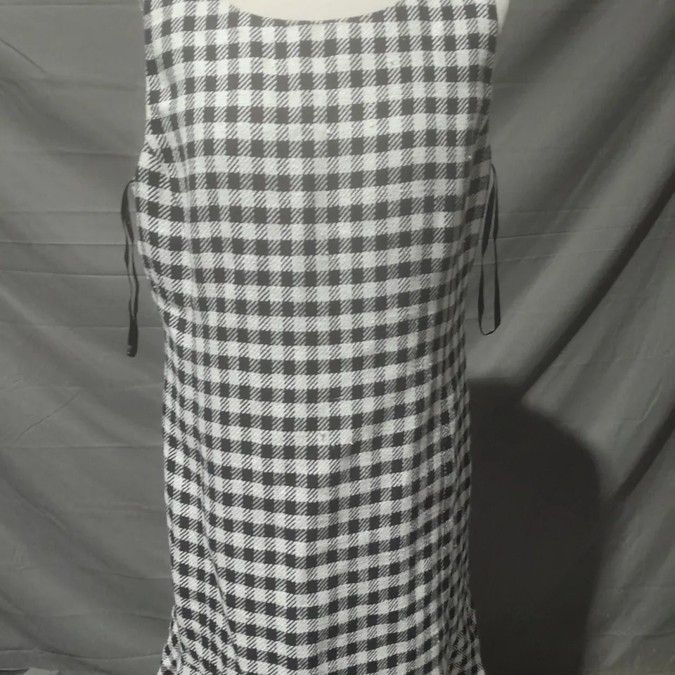 LAUREN RALPH LAUREN DRESS IN BLACK/WHITE CHECK SIZE 12