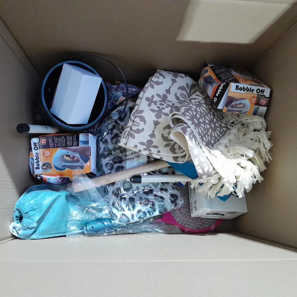 BOX OF APPROX. 20 HOUSEHOLD ITEMS TO INCLUDE SINK PLUNGERS, SILIGUN COMPACT 4, OVEN GLOVES