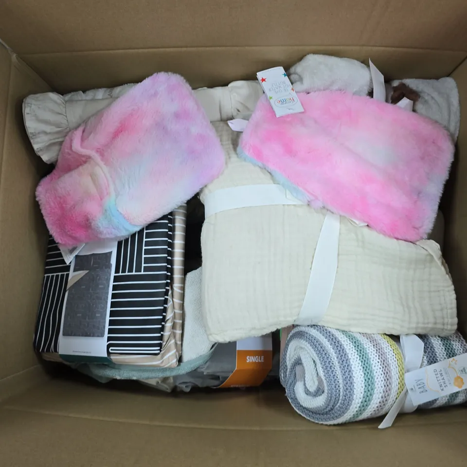 APPROXIMATELY 15 ASSORTED HOMEWARE ITEMS TO INCLUDE REVERSIBLE DUVET SET KING, BABY KNITTED SHAWL, TIE DYE WATER BOTTLE, ETC - COLLECTION ONLY
