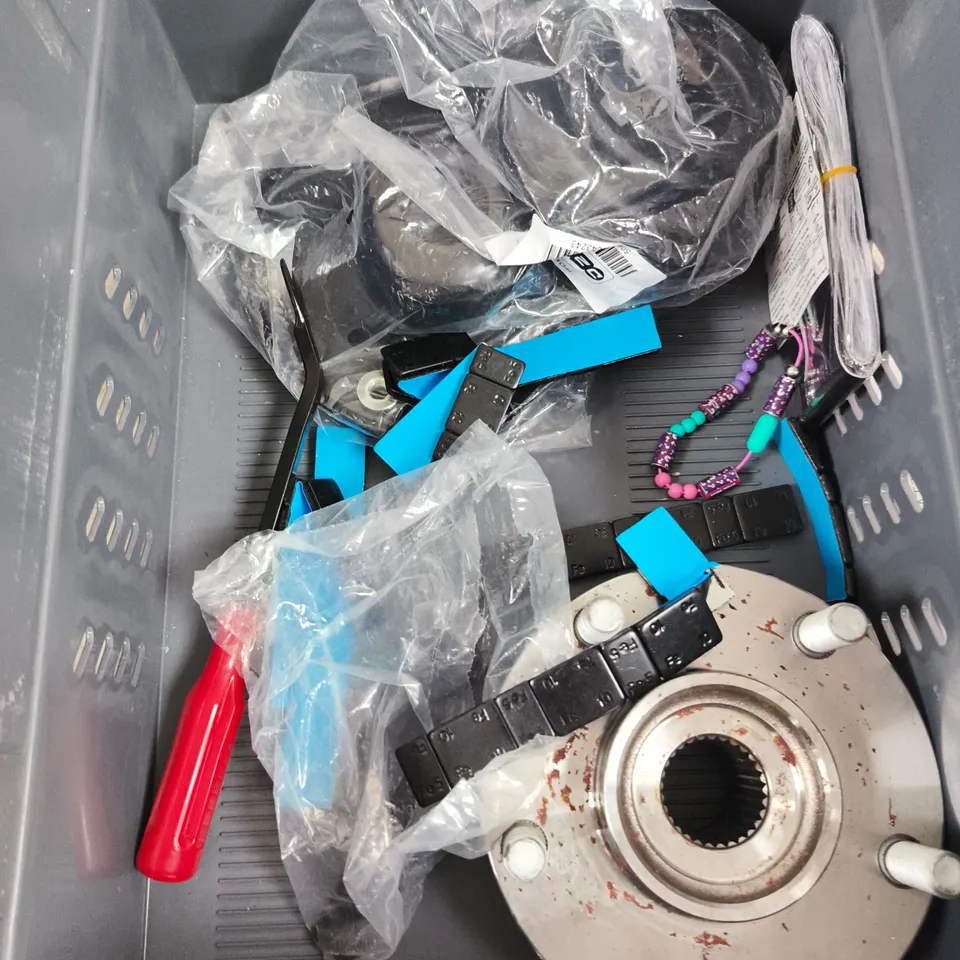 APPROXIMATELY 10 ASSORTED VEHICLE PARTS/ACCESSORIES TO INCLUDE WHEEL BEARING WEIGHTS, CAR MOUNT, MULTI TOOL ETC