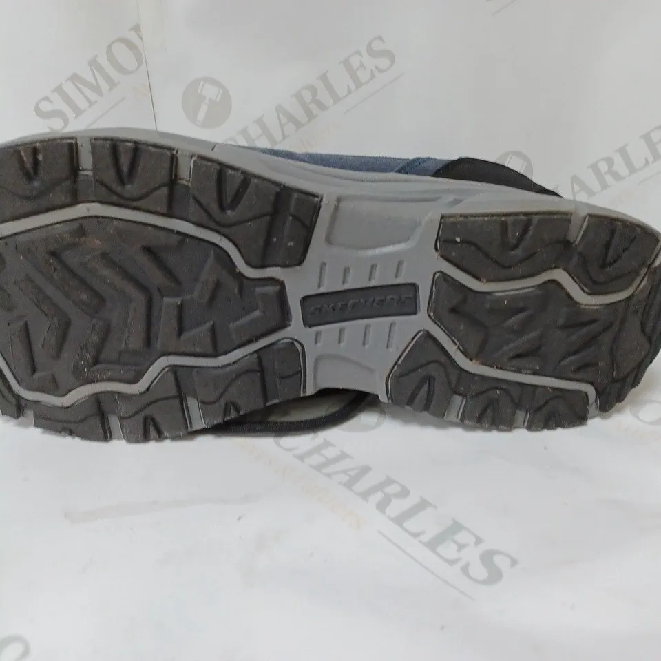 BOXED PAIR OF SKECHERS BOOTS IN NAVY SIZE 8