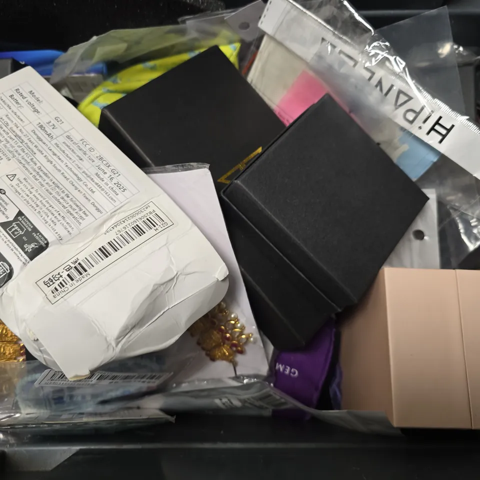 APPROXIMATELY 16 ASSORTED JEWELLERY ITEMS TO INCLUDE - WAT H , BANGLE , EARRINGS ETC