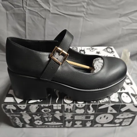 BOXED PAIR OF KOI FOOTWEAR TIRA MARY SHOES - UK SIZE 7