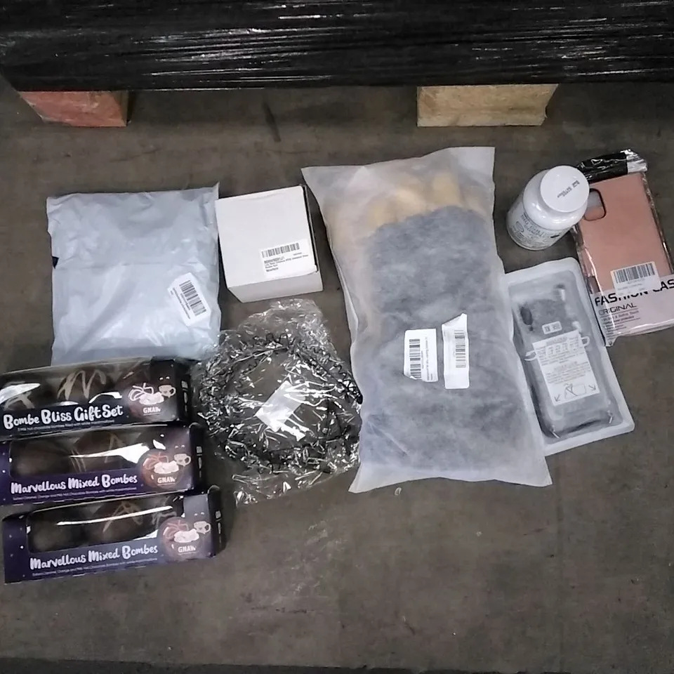 PALLET OF ASSORTED ITEMS INCLUDING FUNNEL SET, COOL MASK, GIRLYFUELS BIO-CULTURES COMPLEX, PHONE CASES, WATERPROOF SKI GLOVES, MARVELLOUS MIXED BOMBES