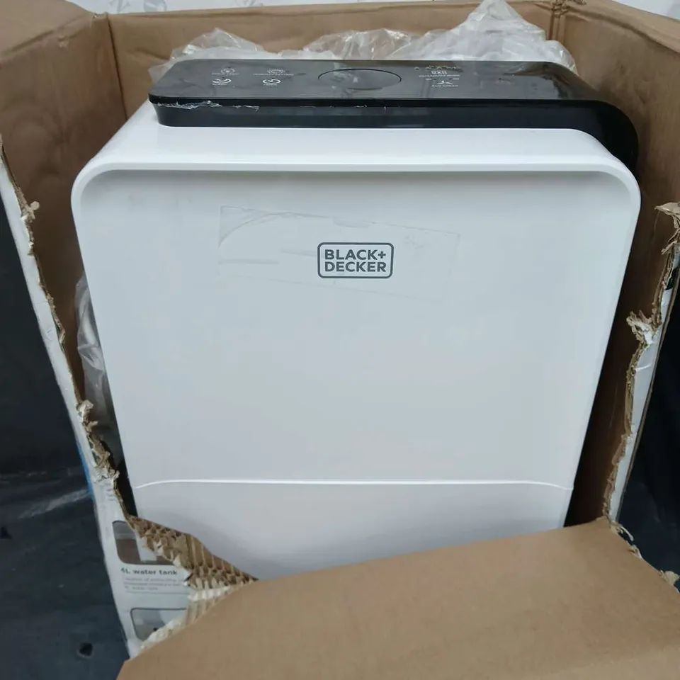 BOXED BLACK & DECKER 30L DEHUMIDIFIER - BXEH60008GB - COLLECTION ONLY