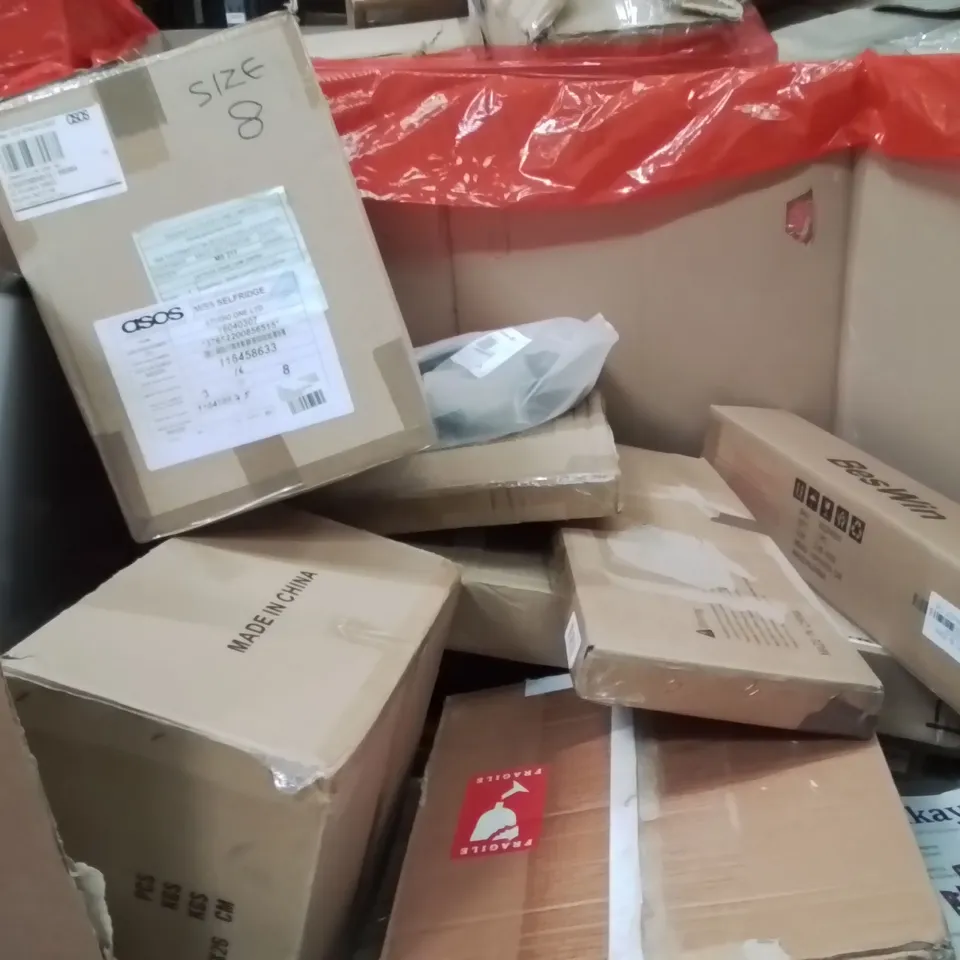 PALLET CONTAINING VARIOUS ASSORTED ITEMS TO INCLUDE:STAR WARS TRAPPER WOLF ELECTRONIC HELMET, FLOOR MAT,GOLF GRIP ACCESSORY, BADMINTON RACKET AND OTHER ASSORTED ITEMS...