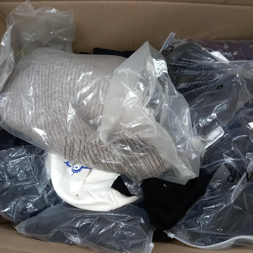 LOT OF APPROX 20 ASSORTED CLOTHING ITEMS AND ACCESSORIES TO INCLUDE; T-SHIRTS, JUMPERS ETC