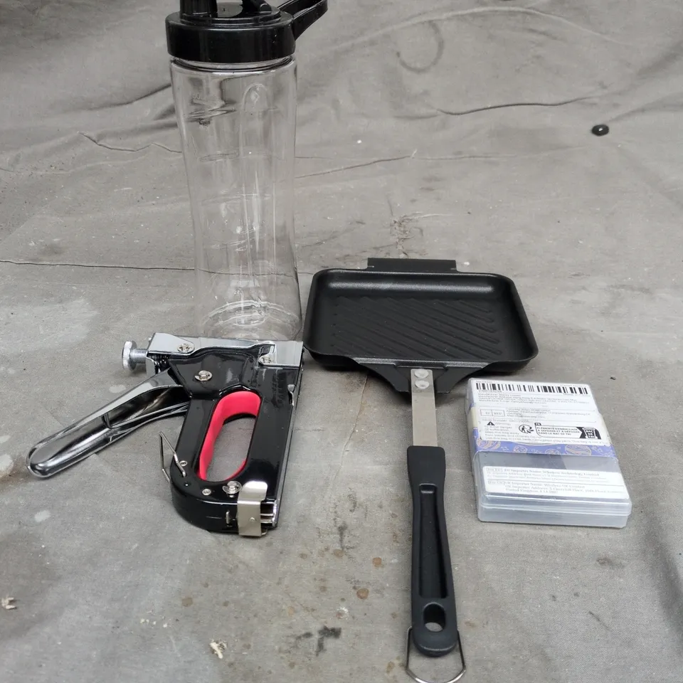 APPROXIMATELY 15 ASSORTED HOUSEHOLD PRODUCTS TO INCLUDE A SKILLET, DRINKS BOTTLE AND A STAPLE GUN