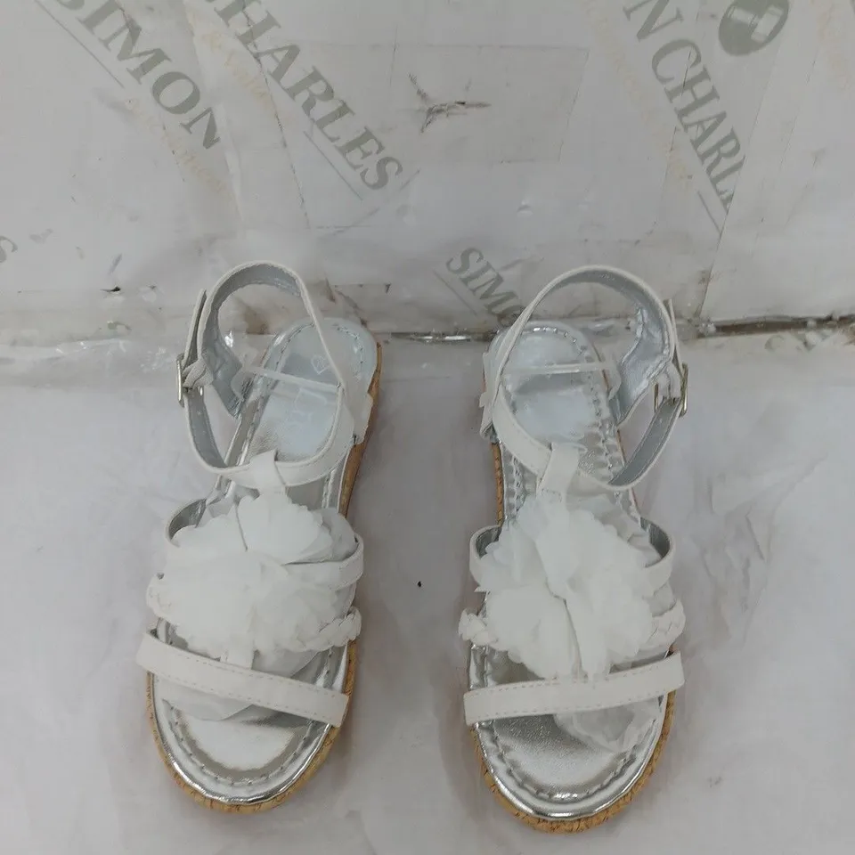 LARGE BOX OF BAGGED APPROXIMATELY 4 LILLEY RAISED SANDALS IN SILVER/WHITE VARIED SIZES 