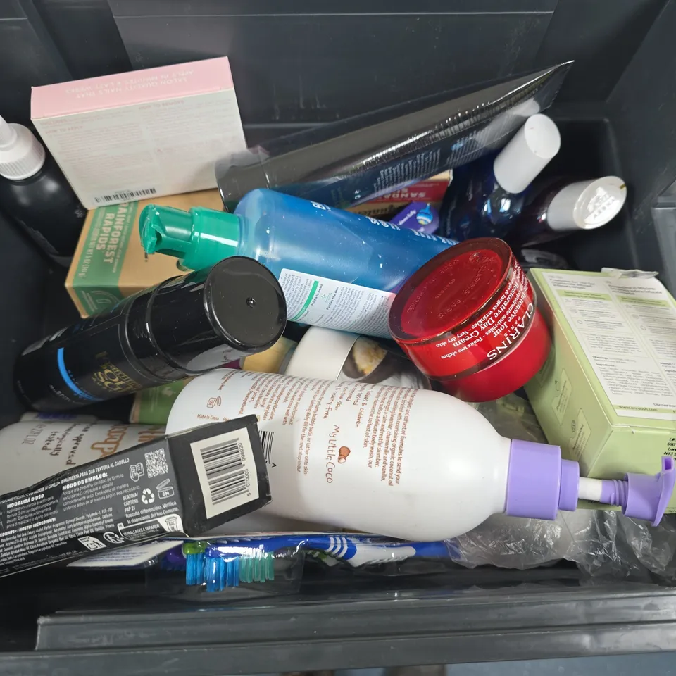 APPROXIMATELY 15 ASSORTED HEALTH & BEAUTY PRODUCTS TO INCLUDE BONDI SANDS SELF TANNING FOAM DARK, BIODERMA PURIFYING CLEANSING FOAM GEL, MONTE HAIR TEXTURISING, ETC - COLLECTION ONLY
