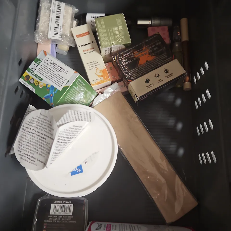 APPROXIMATEY 20 ASSORTED HEALTH AND BEAUTY PRODUCTS TO INCLUDE - SLOW SUNDAY HAIR SMOOTH MASK - WONDERSKIN LIP STAIN IN WHIMSICAL - AUSSIE SHAMPOO - ETC