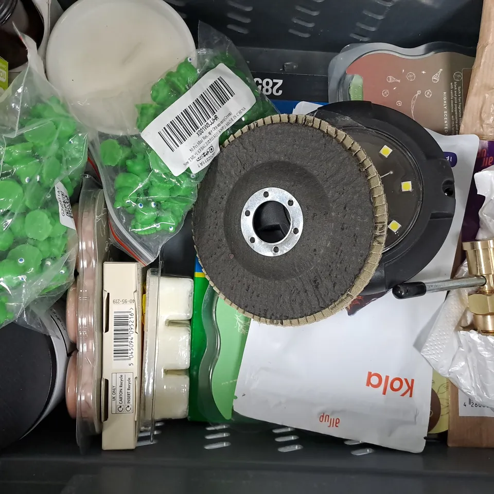 APPROXIMATELY 15 ASSORTED HOUSEHOLD ITEMS TO INCLUDE ARTIST BRUSHES, MEPAL LUNCH BOX, ETC