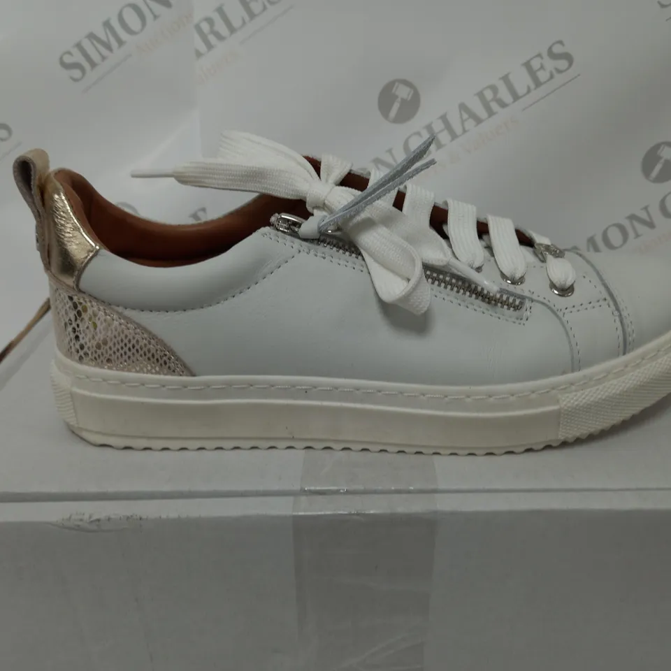PAIR OF MODA IN PELLE ASINDA TRAINERS WHITE/SNAKE SIZE 7