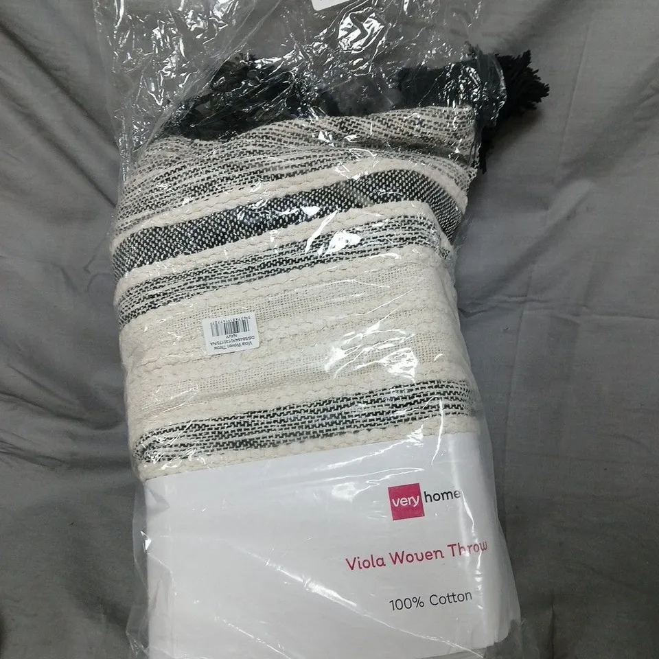 BOX OF APPROXIMATELY 15 ASSORTED HOUSEHOLD GOODS TO INCLUDE: WOVEN THROW AND BIANCA TOWELS 