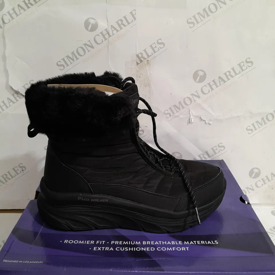 PAIR OF SKECHERS D'LUX WALKER BOOTS IN BLACK - UK SIZE 5