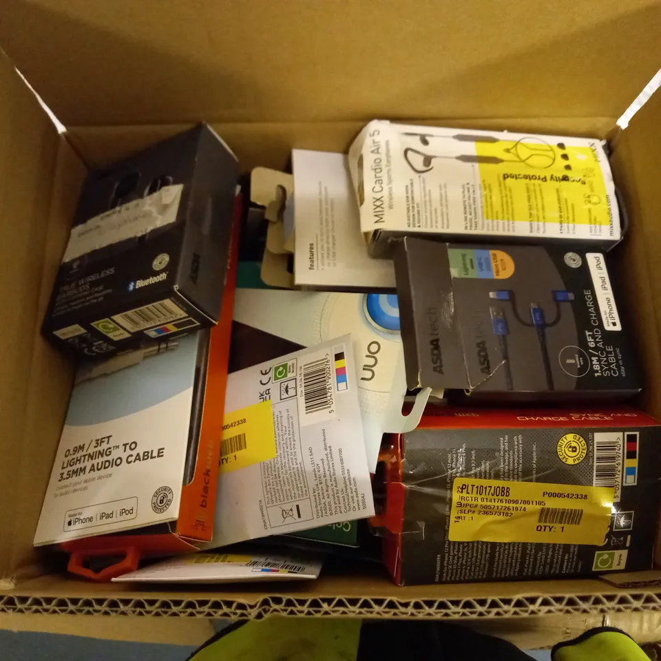 BOX OF APPROX 15 ASSORTED ITEMS TO INCLUDE - LOGITECH M90 MOUSE - WIRELESS EAR BUDS - POWER BANK ECT 