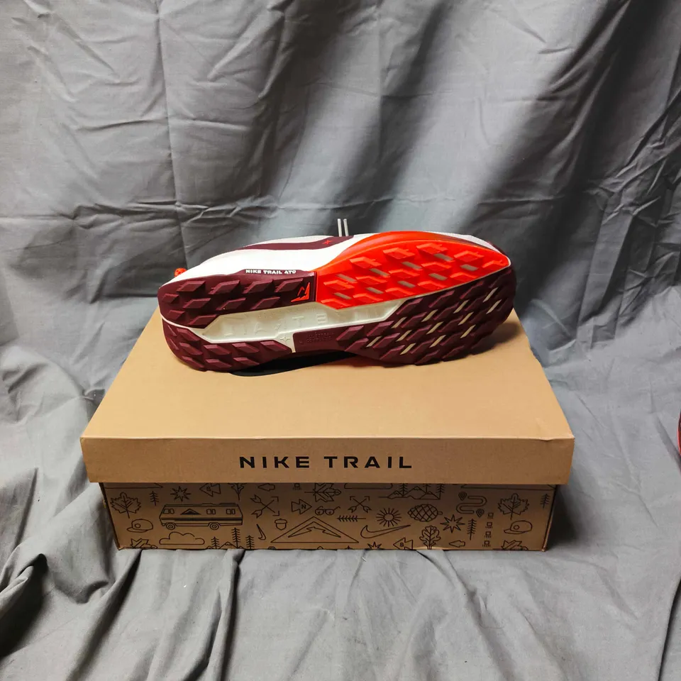 BOXED PAIR OF NIKE TRAIL ATC MENS RUNNING SHOES - SIZE 10