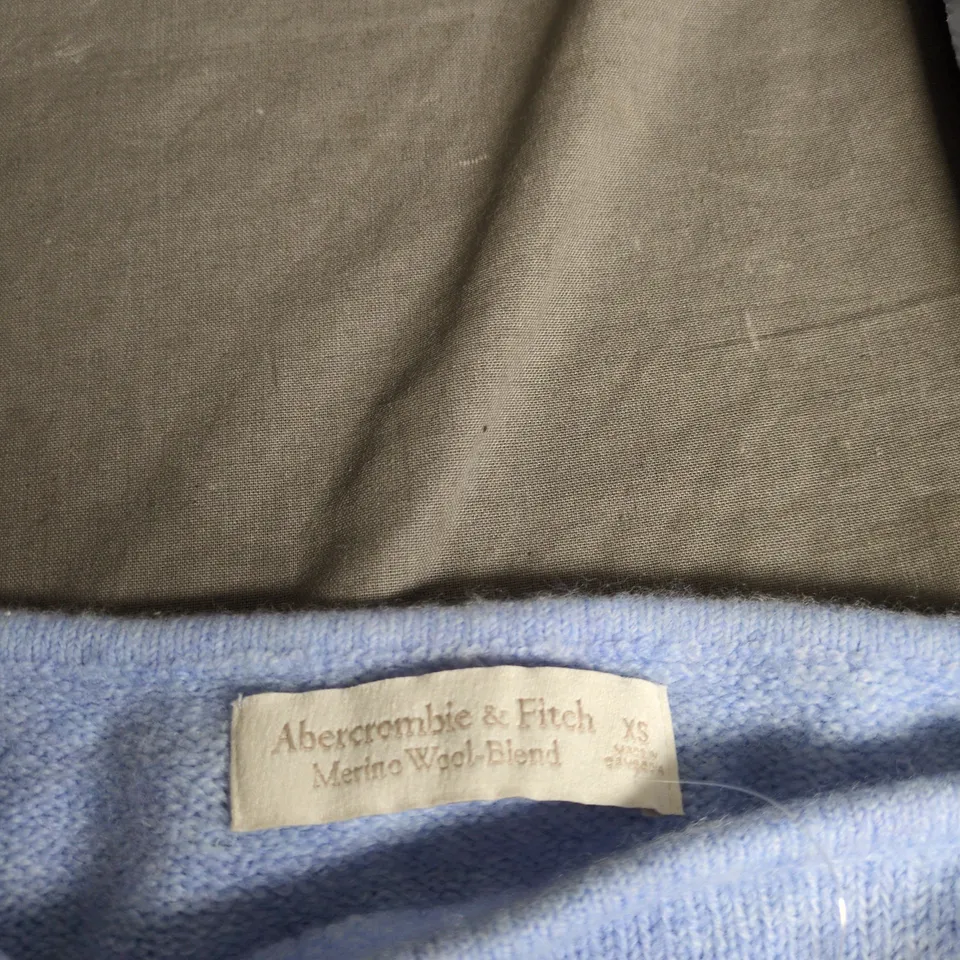 ABERCROMBIE & FITCH MERINO WOOL BLEND SWEATER – LIGHT BLUE – UK XS (US XS)