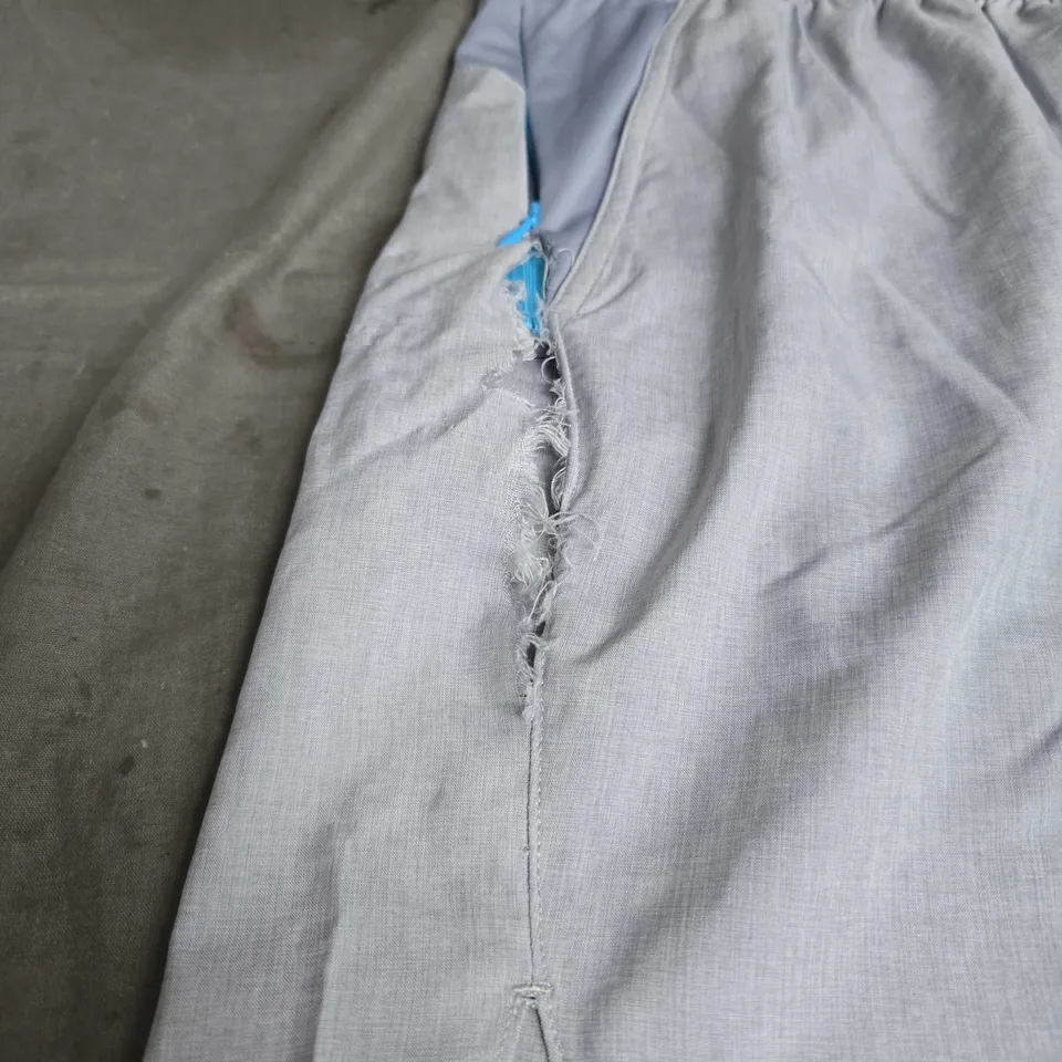 THE NORTH FACE MENS SHORTS IN GREY MULTI SIZE M
