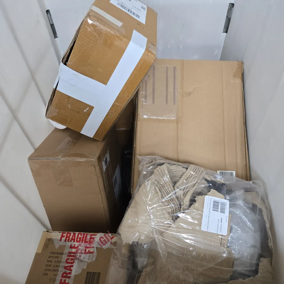 CAGE OF APROX 10 ASSORTED  HOUSEHOLD ITEMS TO INCLUDE GARDEN HOSE, LIGHTS ETC - COLLECTION ONLY