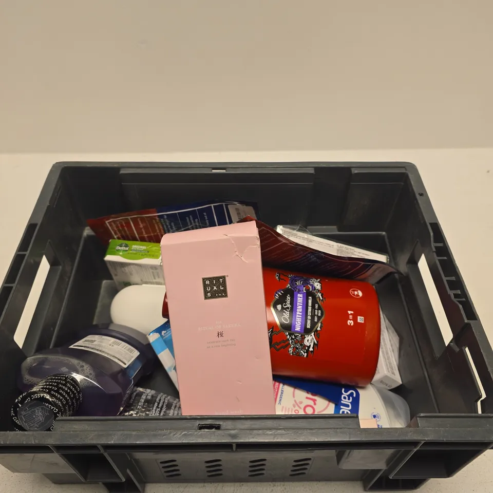TOTE OF APPROXIMATELY 10 ASSORTED BEAUTY PRODUCTS INCLUDING FUNGAL NAIL PATCHES, RITUALS HAND WASH AND OLD SPICE BODY, HAIR AN FACE WASH