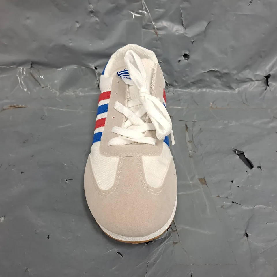 BOXED PAIR OF UNBRANDED SHOES IN WHITE/RED/BLUE SIZE EU 42