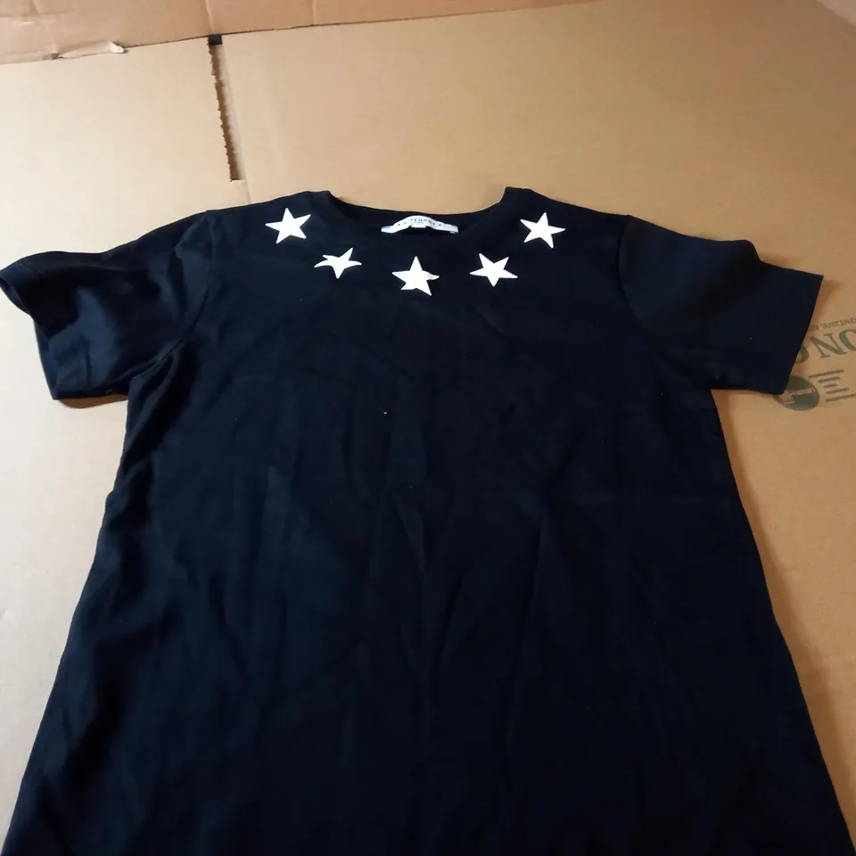 GIVENCHY PARIS BLACK TSHIRT WITH STAR DETAIL - SIZE 10 YEARS