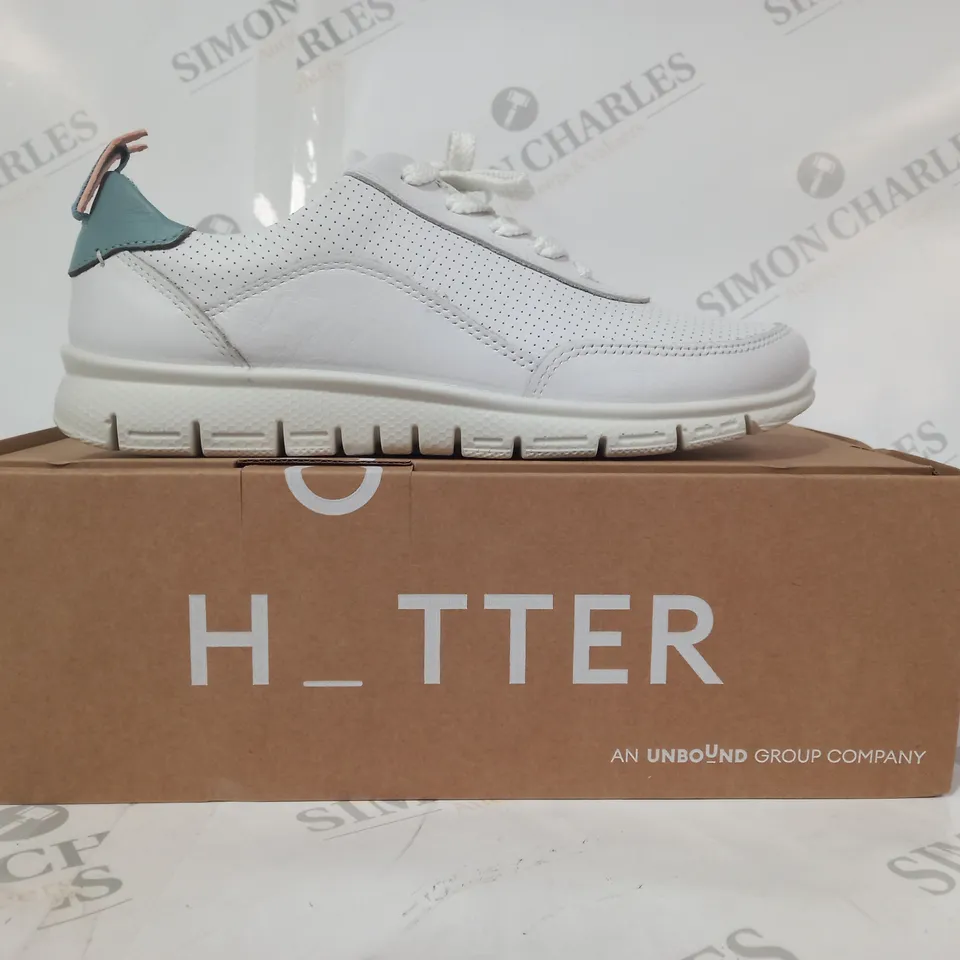 BOXED PAIR OF HOTTER GRAVITY II SHOES IN WHITE/SAGE UK SIZE 5
