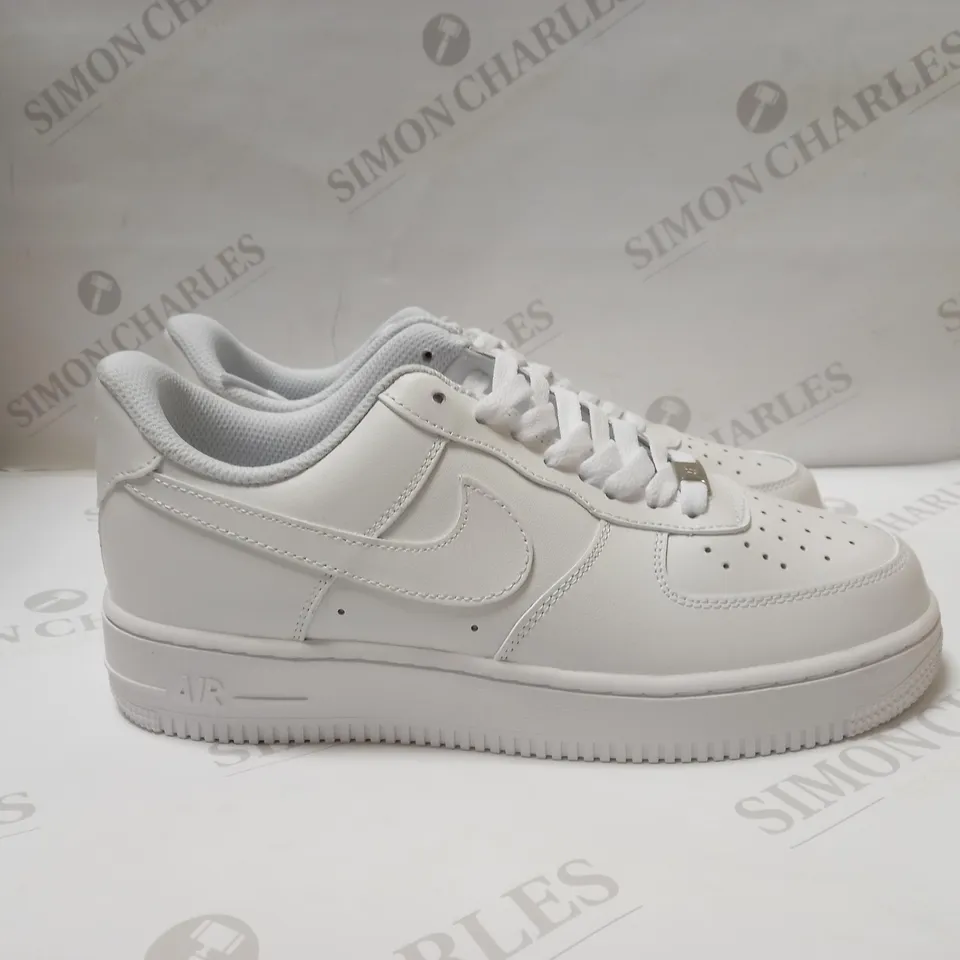 PAIR OF NIKE AIR FORCE 1 IN WHITE SIZE 8 AND HALF