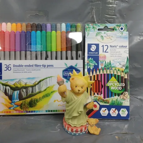 APPROXIMATELY 10 ASSORTED HOUSEHOLD ITEMS TO INCLUDE 32-PIECE DOUBLE ENDED FIBRE TIP PENS, COLOUR PENCILS, DECORATIVE TEDDY BEAR ORNAMENT, ETC