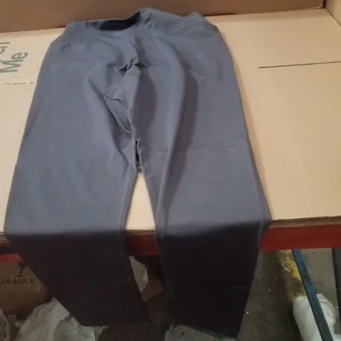 BOX CONTAINING APPROXIMATELY 12 BRAND NEW ANTHOLOGY CHARCOAL ATHLEISURE LEGGINGS - SIZE 18