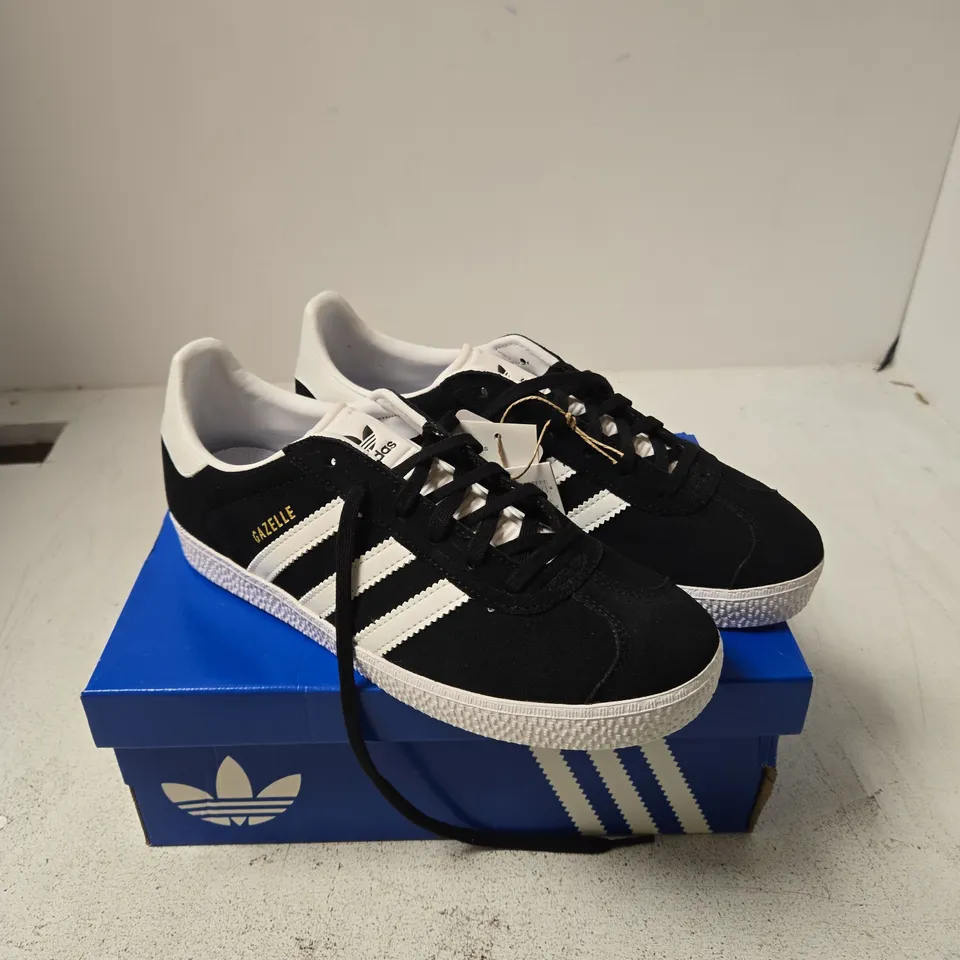 ADIDAS GAZELLE J TRAINERS – BLACK SUEDE WITH WHITE STRIPES, UK 5.5