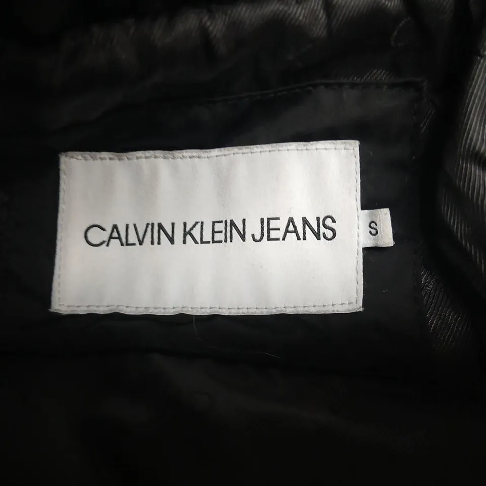 CALVIN KLEIN JEANS PUFFER COAT WITH FUR TRIM – BLACK – UK SIZE SMALL (S)
