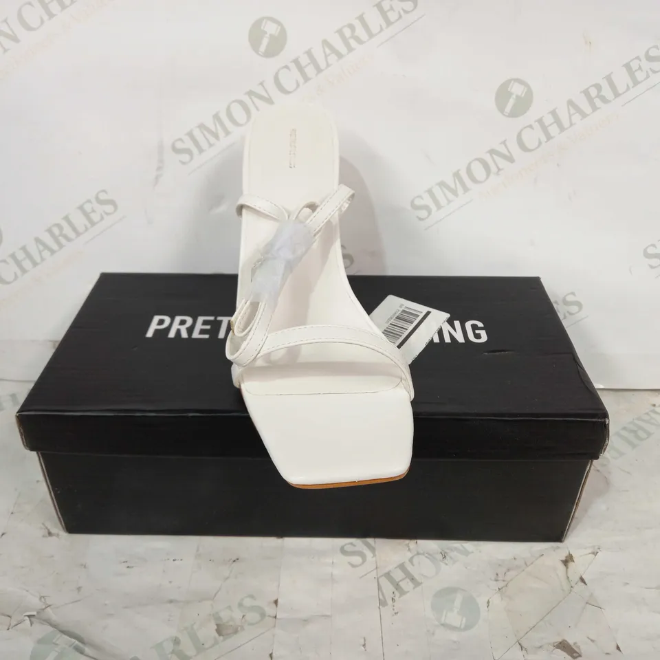 BOXED PAIR OF PRETTY LITTLE THING OPEN TOE BLOCK HEEL SANDALS IN WHITE UK SIZE 6