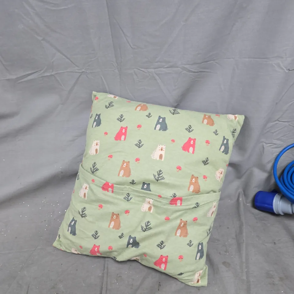 BOX OF APPROXIMATELY 20 HOUSHOLD ITEMS INCLUDING: HEATED BLANKET, POWER ADAPTER AND PILLOW