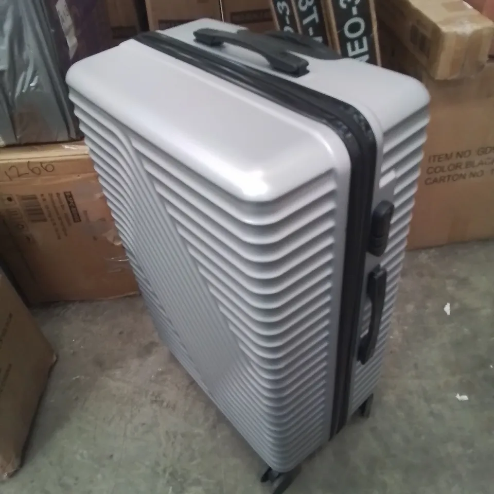 BOXED LARGE STYLISH GREY SUITCASE/TRAVEL CASE ON WHEELS