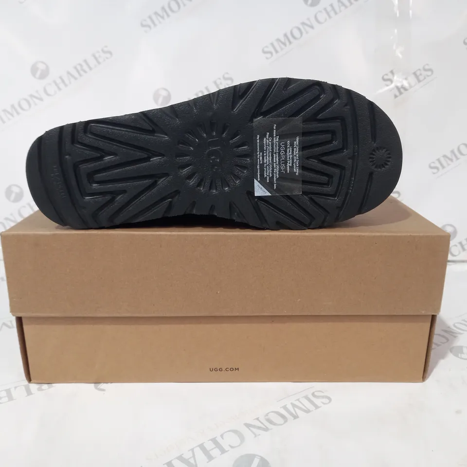 BOXED PAIR OF UGG CLASSIC ULTRA MINI PLATFORM SHOES IN FOREST GREEN UK SIZE 6