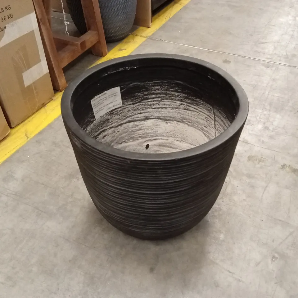 MEDIUM RODBOROUGH PLANTER