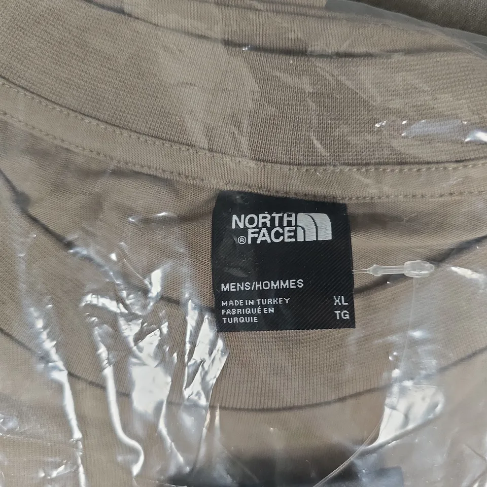 BAGGED THE NORTH FACE MEN'S VINTAGE POSTCARD TEE OVERSIZED – BEIGE/TAN, XL