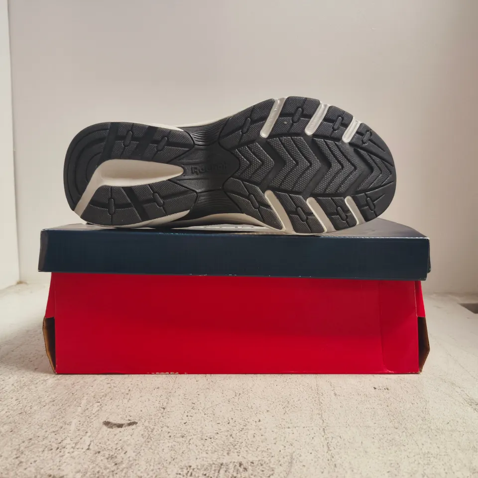 BOXED PAIR OF REEBOK BELWAVE TRAINERS IN SILVER/BLACK SIZE UK 9