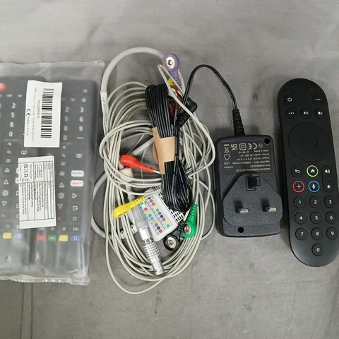 APPROXIMATELY 10 ASSORTED HOUSEHOLD ELECTRICAL ITEMS TO INCLUDE VARIOUS CABLES AND POWER ADAPTERS, ETC