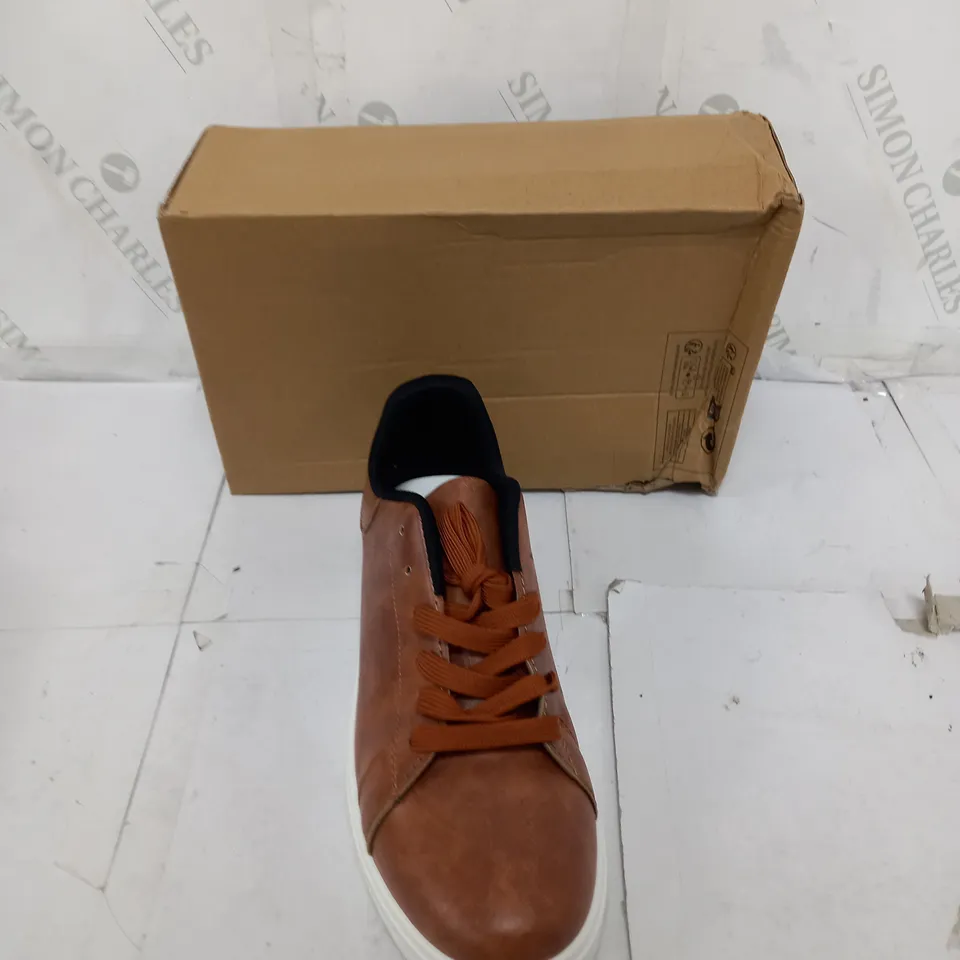 BOXED PAIR OF DESIGNER FLAT LEATHER LACED TRAINERS SIZE 45