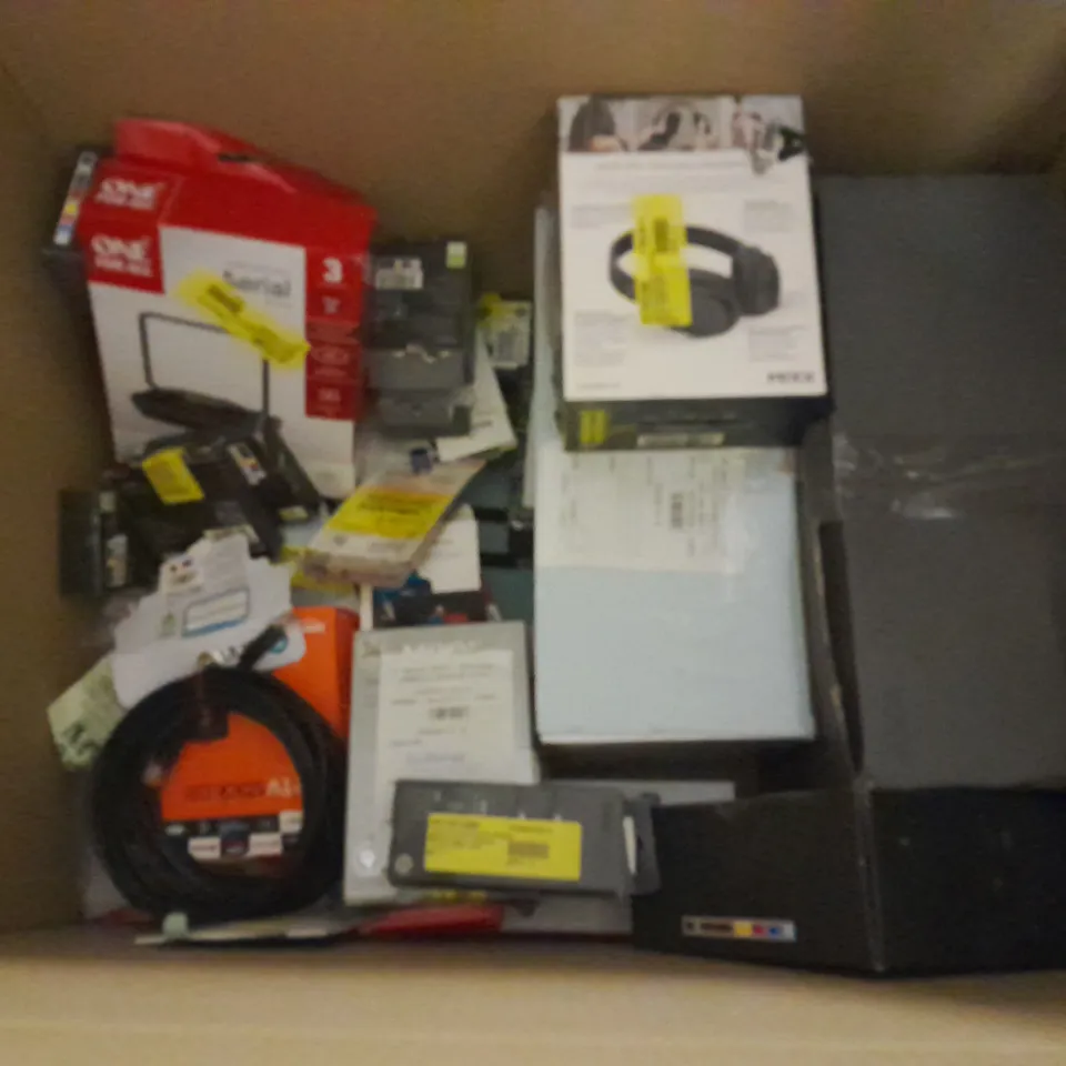 LOT OF APPROXIMATELY 40 ASSORTED TECH ITEMS TO INCLUDE MERCUSYS MESH WIFI SYSTEM, BLUETOOTH RADIO AND FM ALARM CLOCK